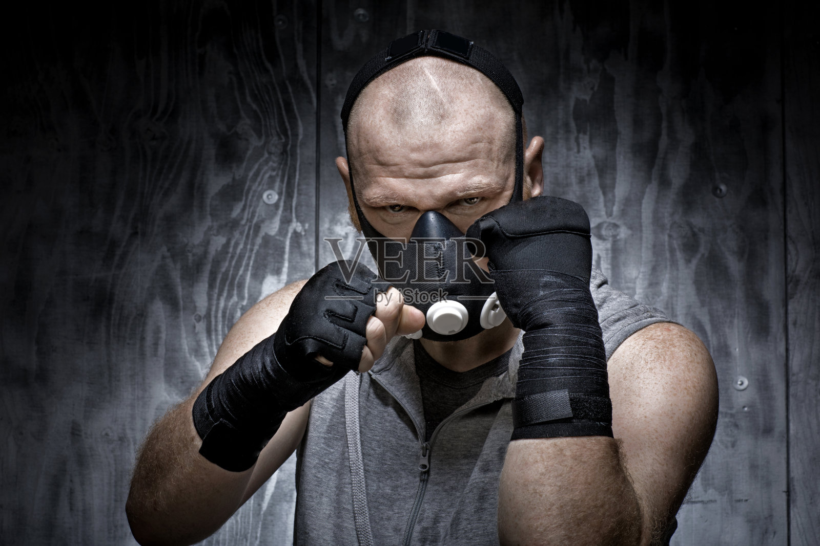 戴着呼吸器的红发中年男子拳击姿势照片摄影图片