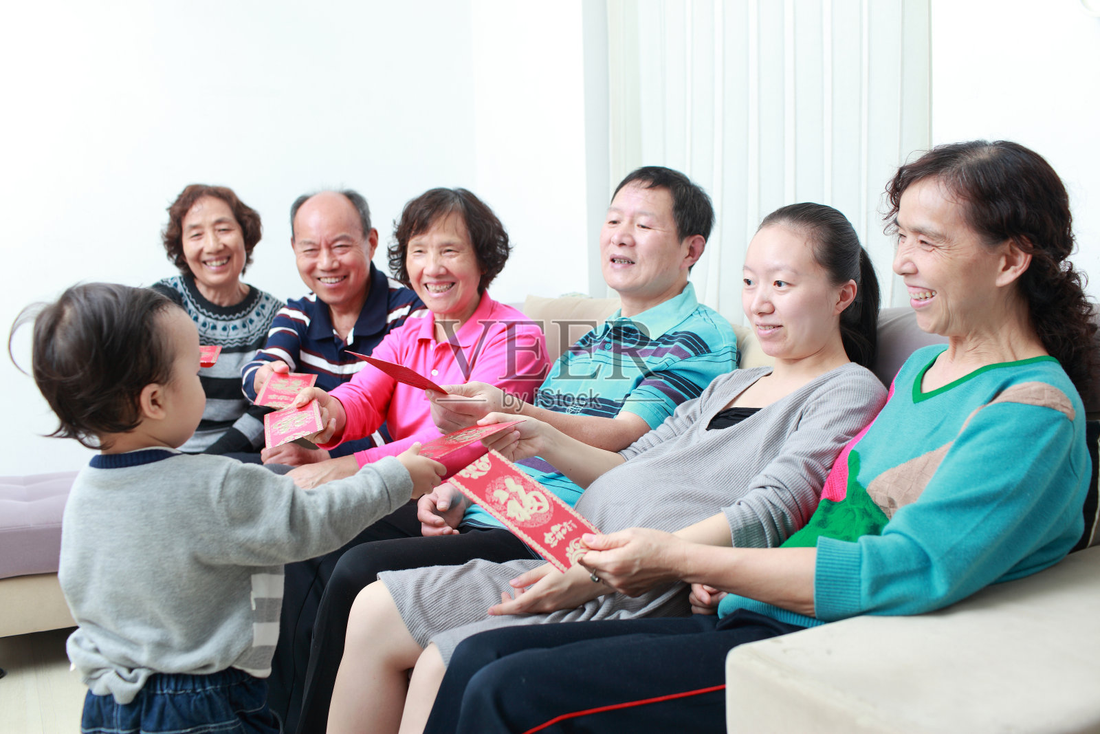 幸福亚洲大家庭，在新的一年里照片摄影图片