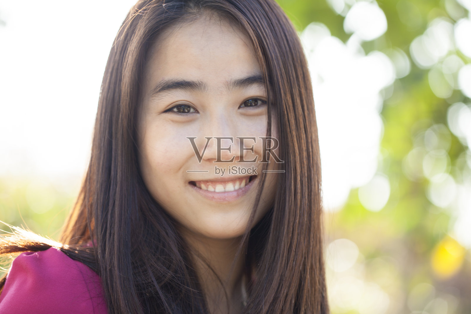年轻的亚洲女人在户外微笑照片摄影图片