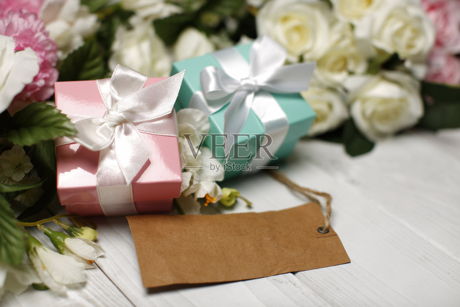 玫瑰花束和带空白标签的礼盒照片摄影图片