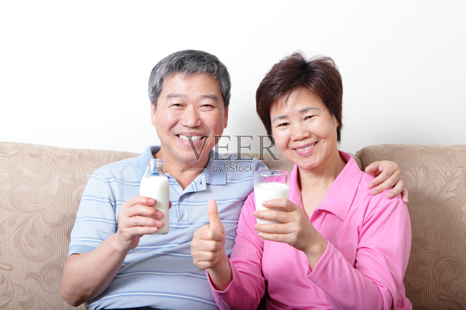 老年夫妇喝牛奶照片摄影图片