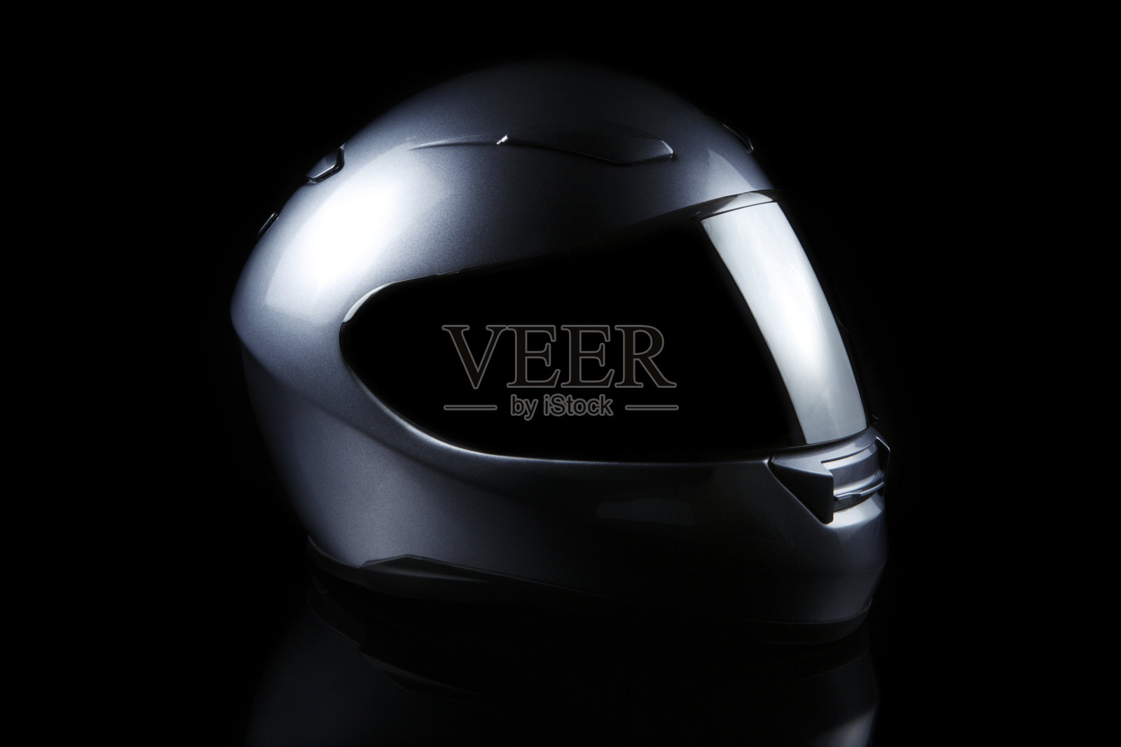 黑色背景上的黑色摩托车头盔照片摄影图片