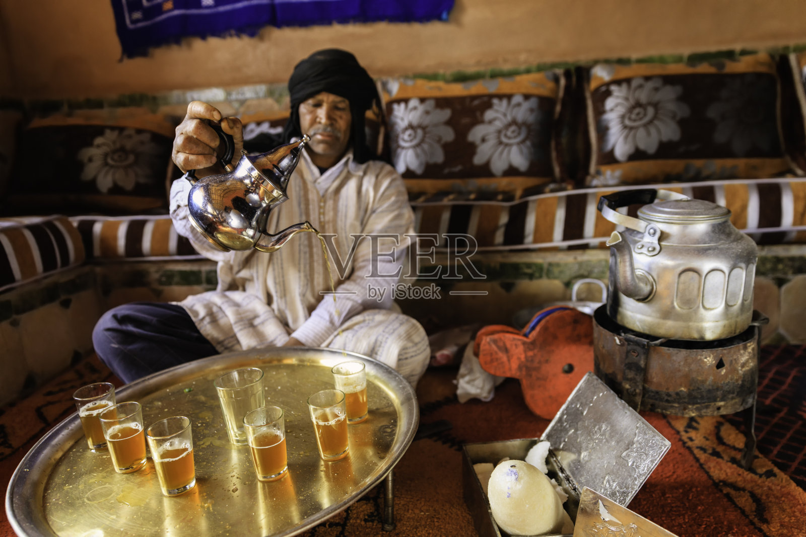 一名摩洛哥男子正在准备马格里布薄荷茶。照片摄影图片
