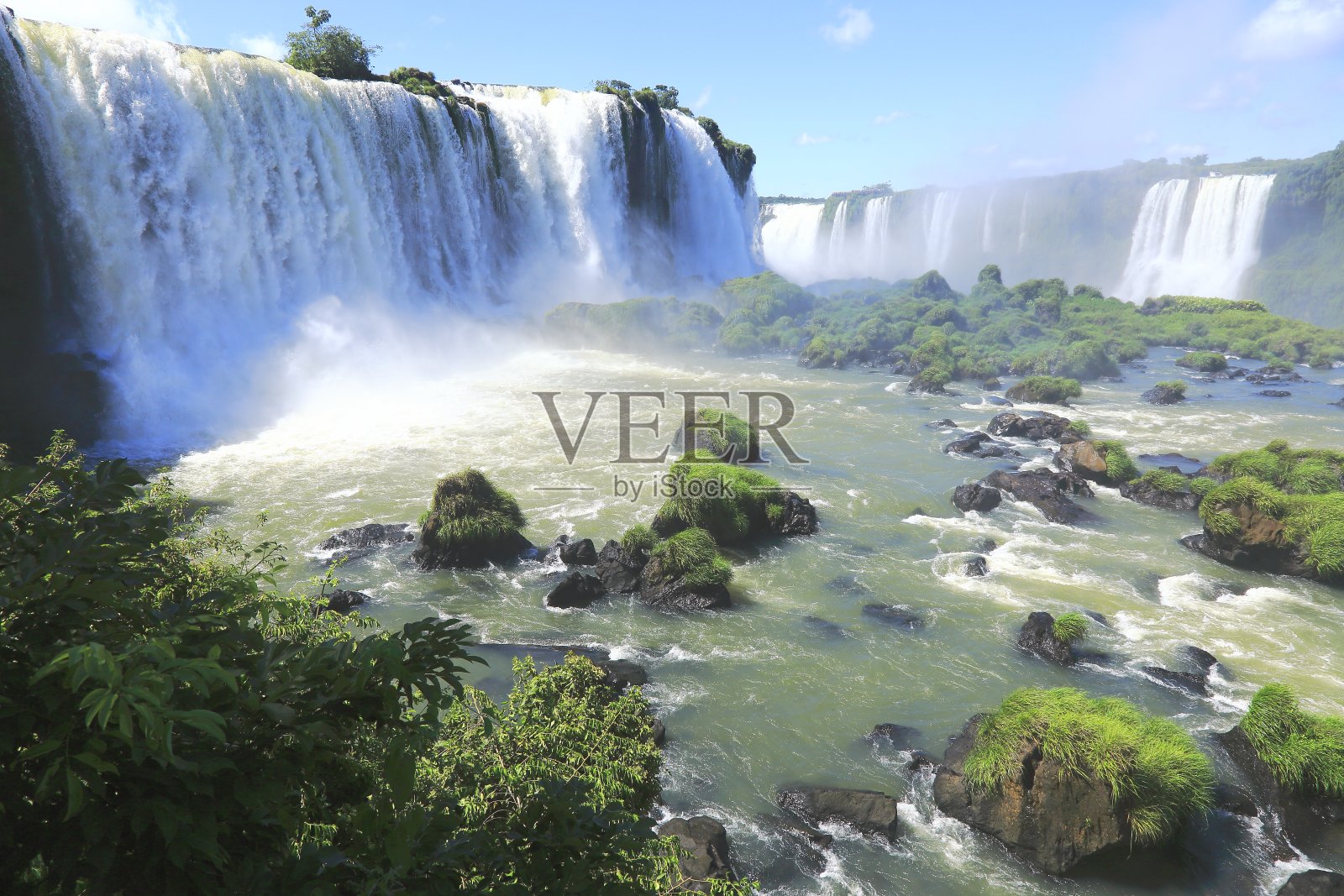 伊瓜苏瀑布在阳光和绿色雨林，巴西，美国照片摄影图片