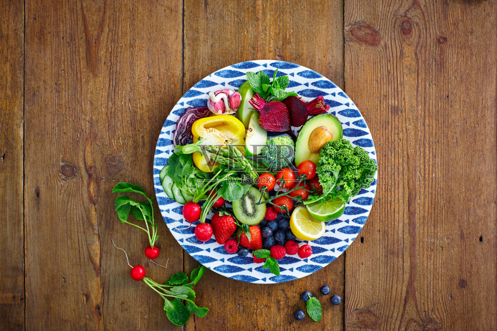 新鲜水果和蔬菜沙拉照片摄影图片