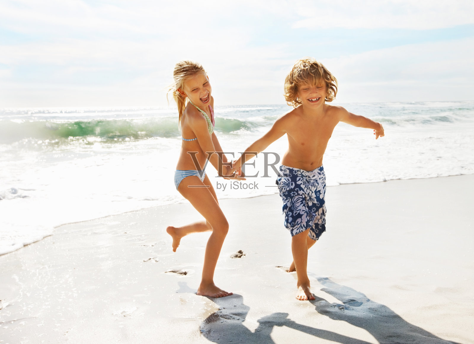 孩子们在海滩上享受暑假照片摄影图片