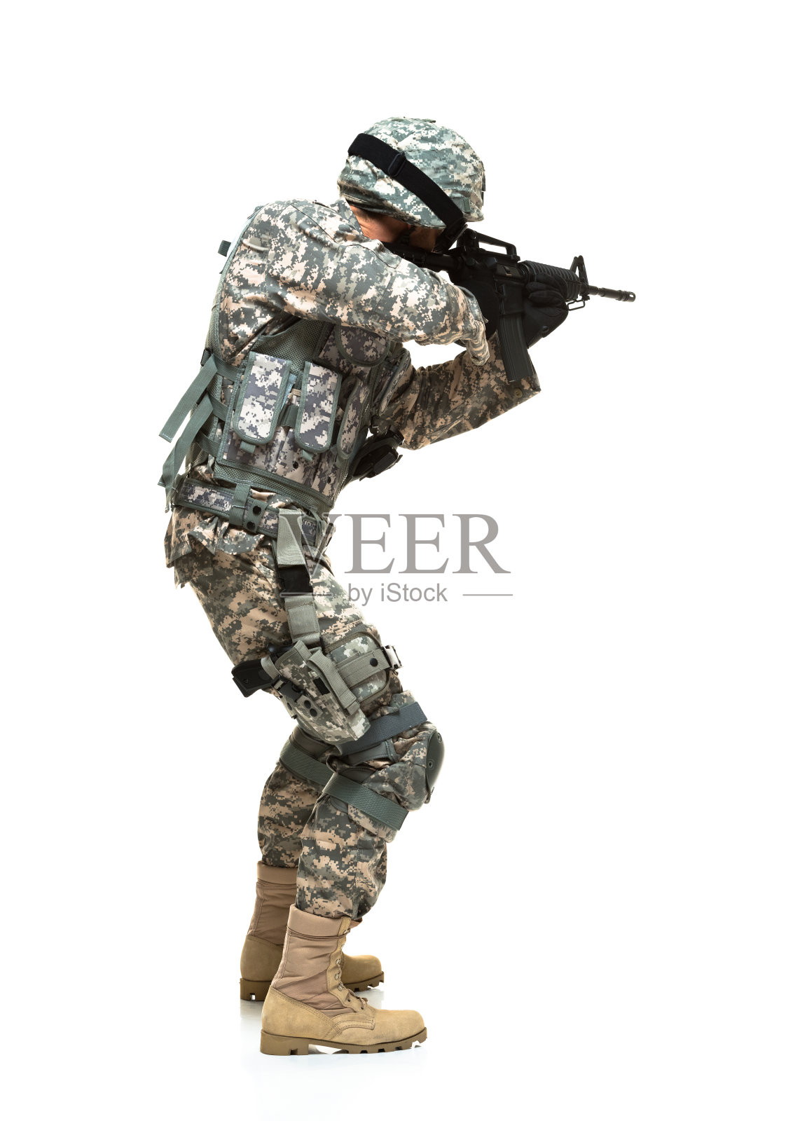 军人在用步枪作战照片摄影图片