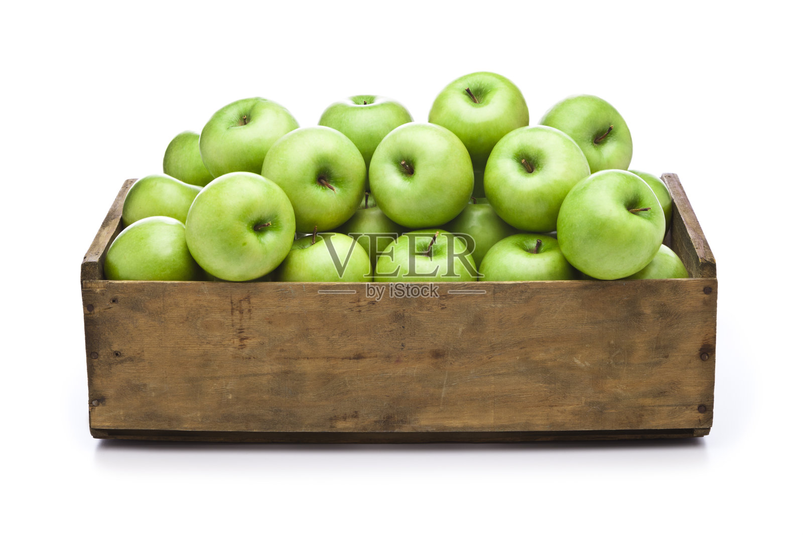 绿苹果装在木箱里，白色背景上孤立照片摄影图片