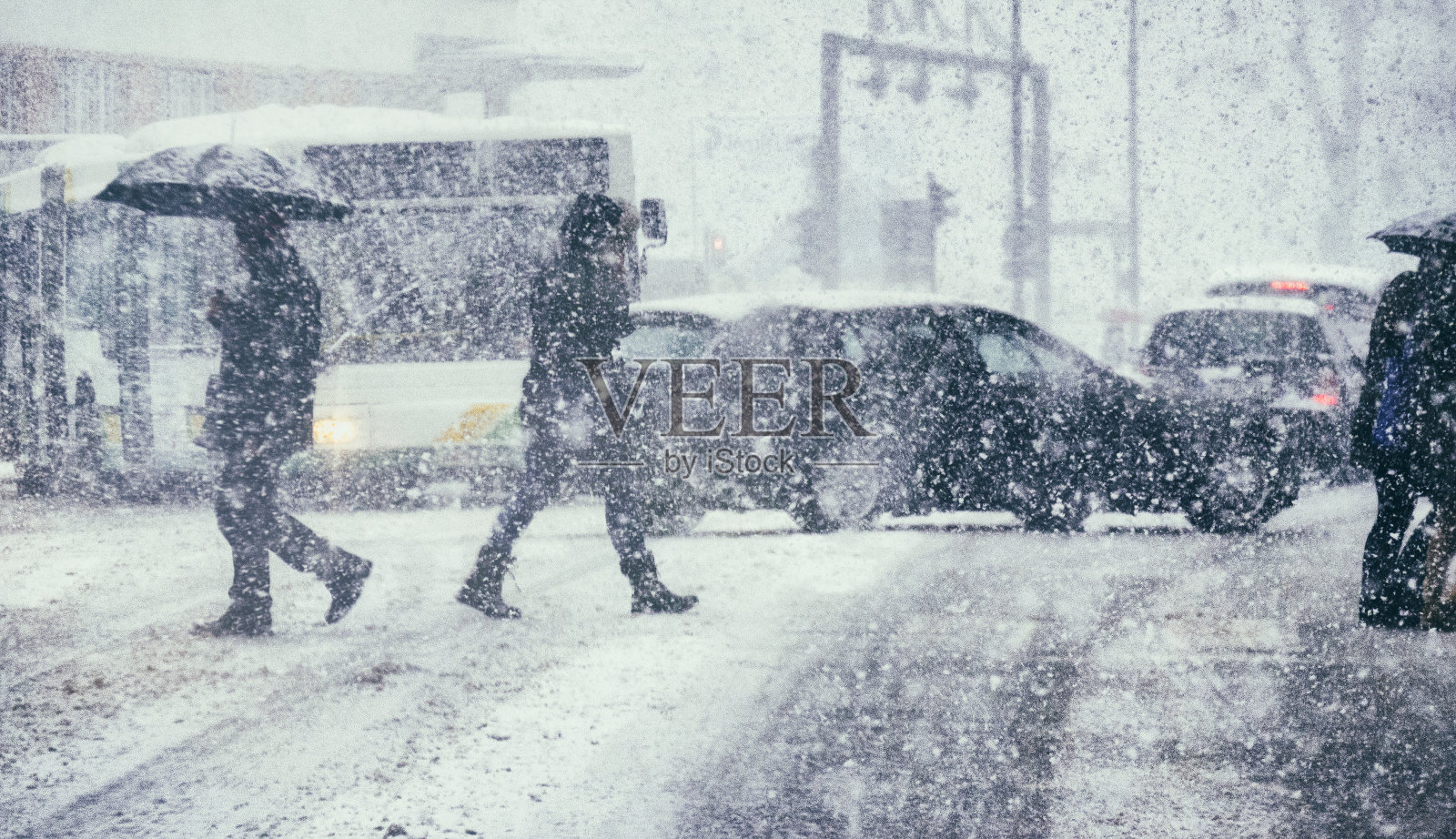 冬天的行人和交通照片摄影图片