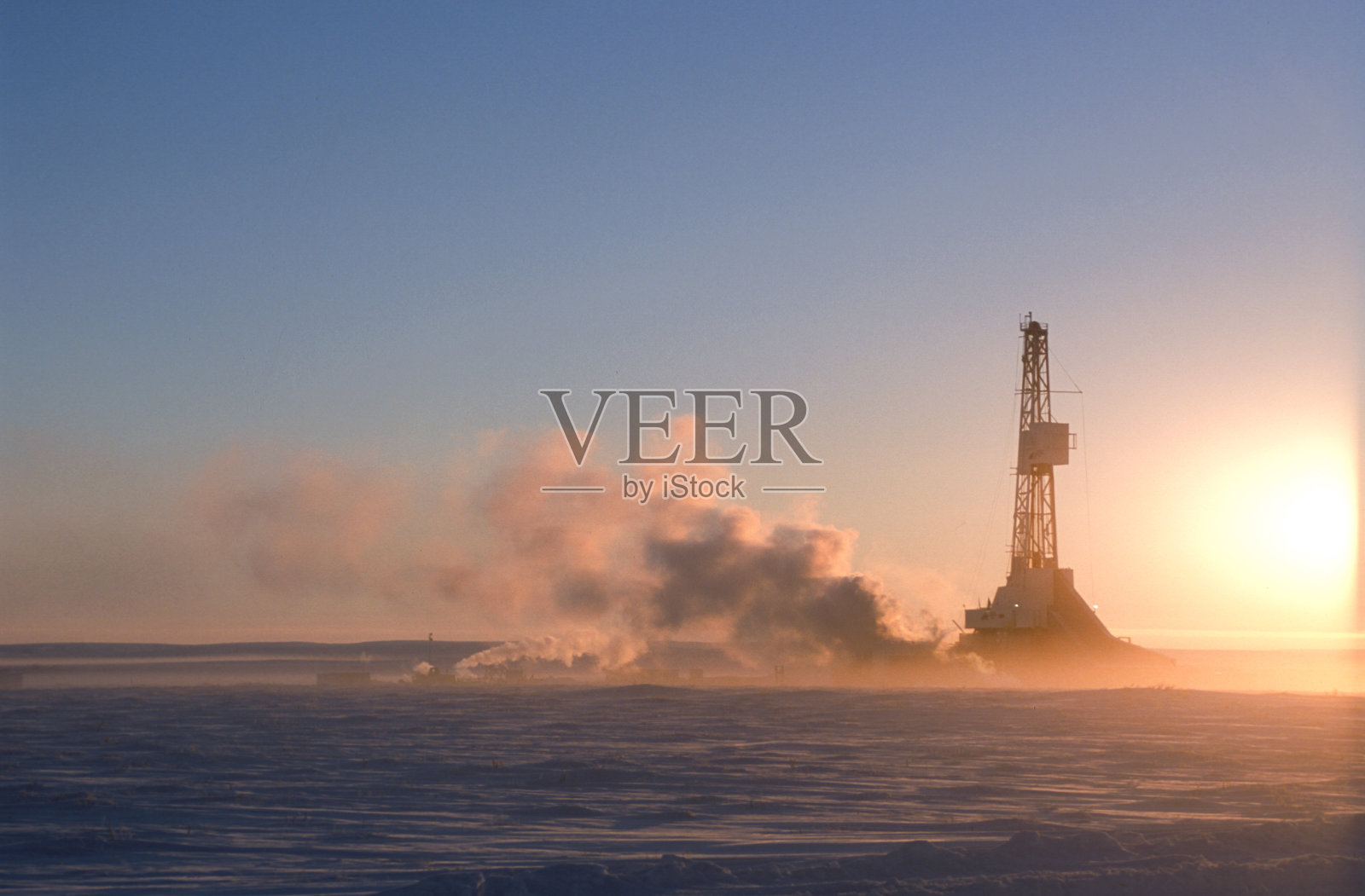 石油钻井平台在日出-北极照片摄影图片