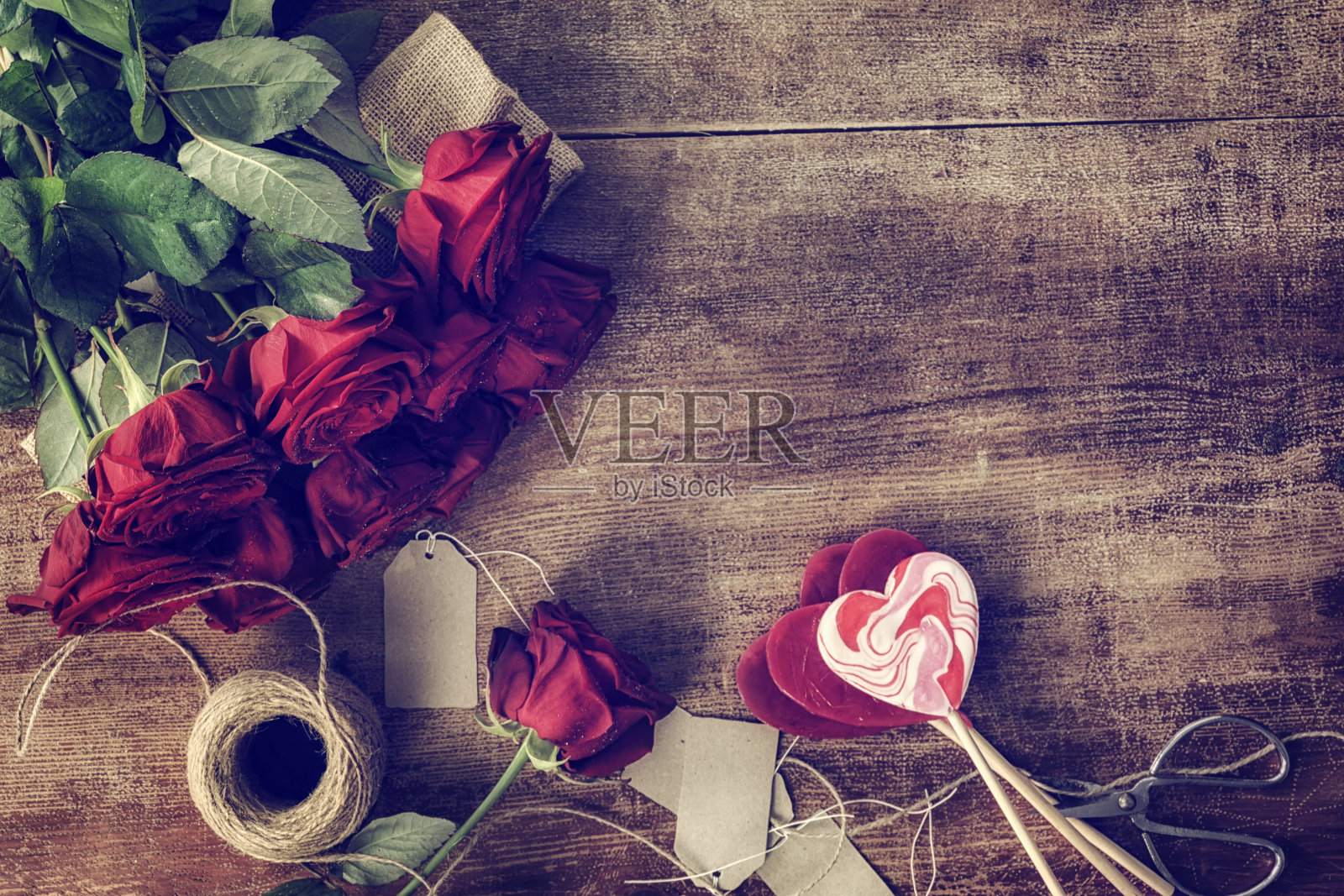 浪漫的红玫瑰花束和心形棒棒糖照片摄影图片