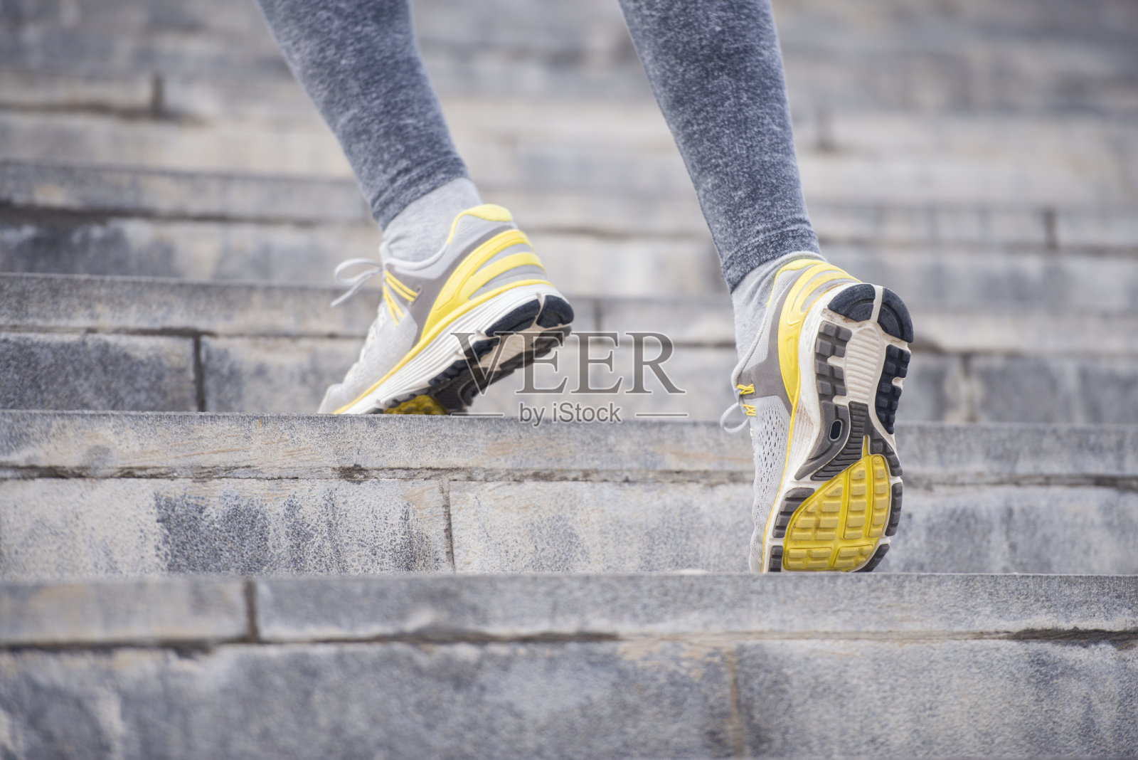 楼梯运动鞋脚跑步。照片摄影图片
