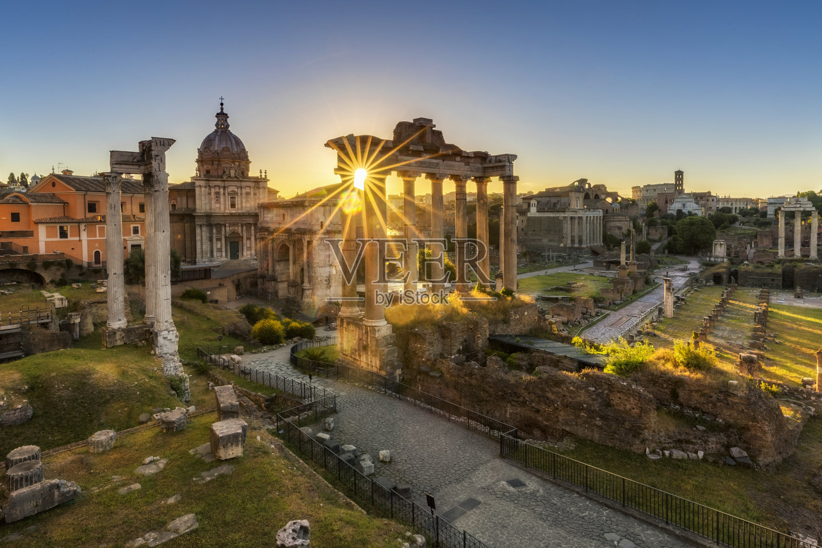太阳升起时，位于罗马广场的土星神庙照片摄影图片