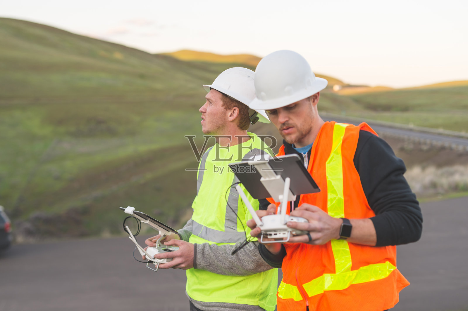 两名工程师使用无人机检查该国的风电场和发电厂照片摄影图片