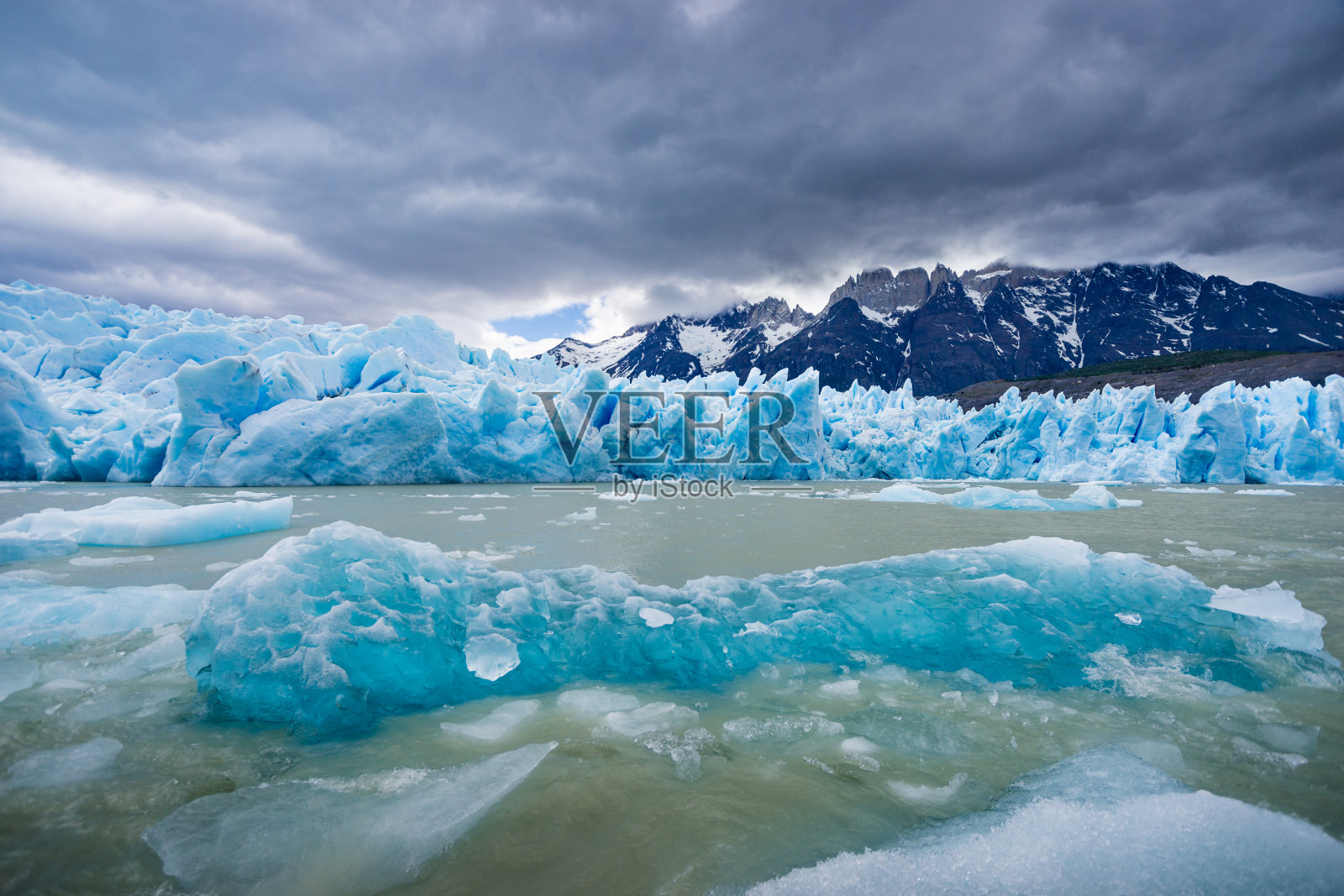 智利Torres del Paine国家公园的灰色冰川照片摄影图片
