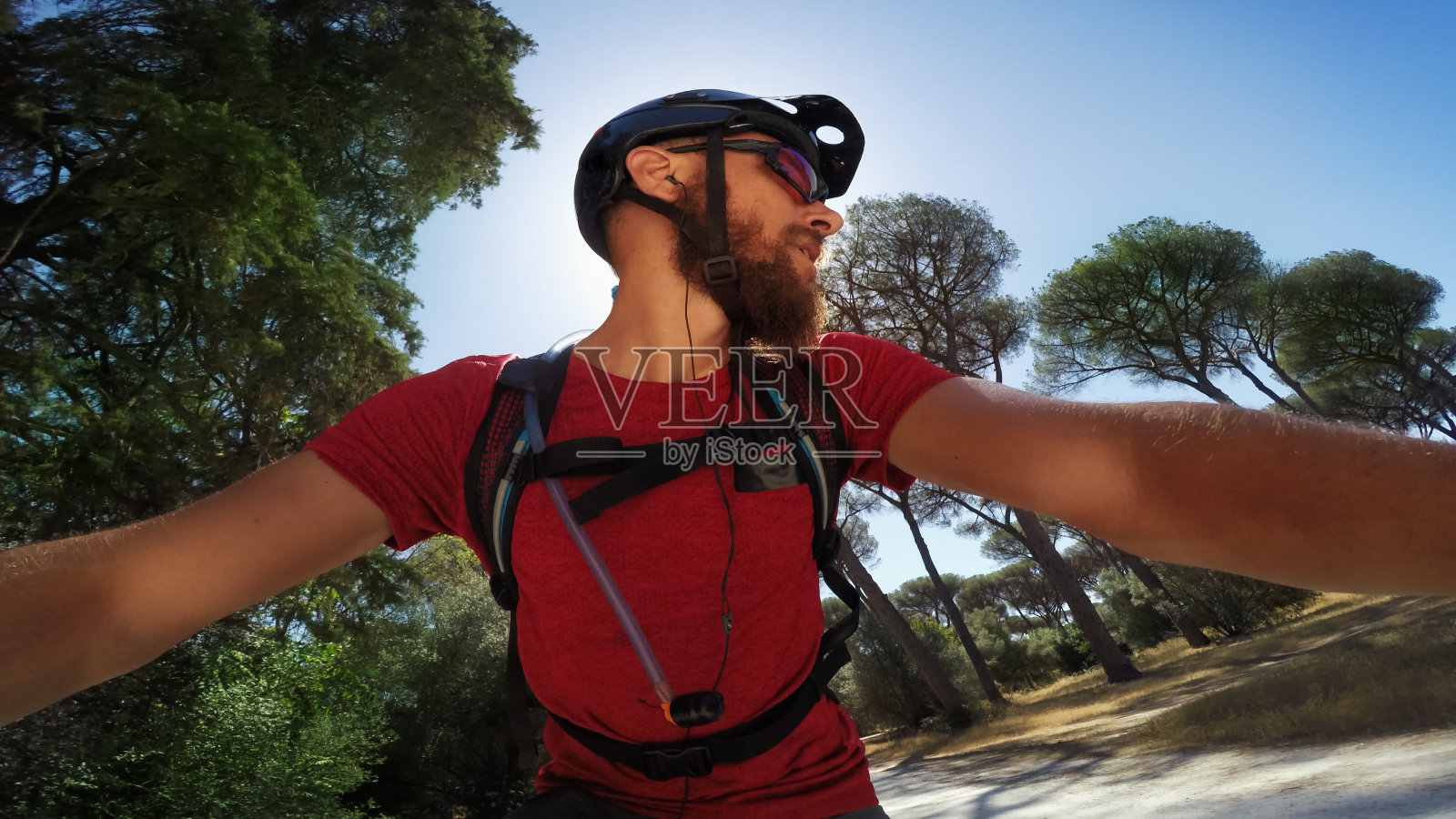 自画像与行动摄像头:骑一辆山地车自行车照片摄影图片