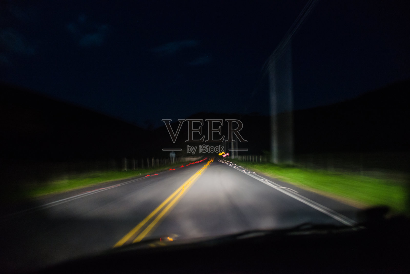 车灯在夜晚照亮道路照片摄影图片
