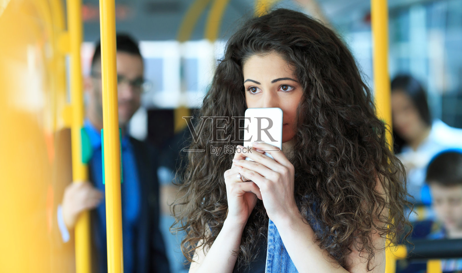 沉思的年轻女子与公共汽车旅行照片摄影图片