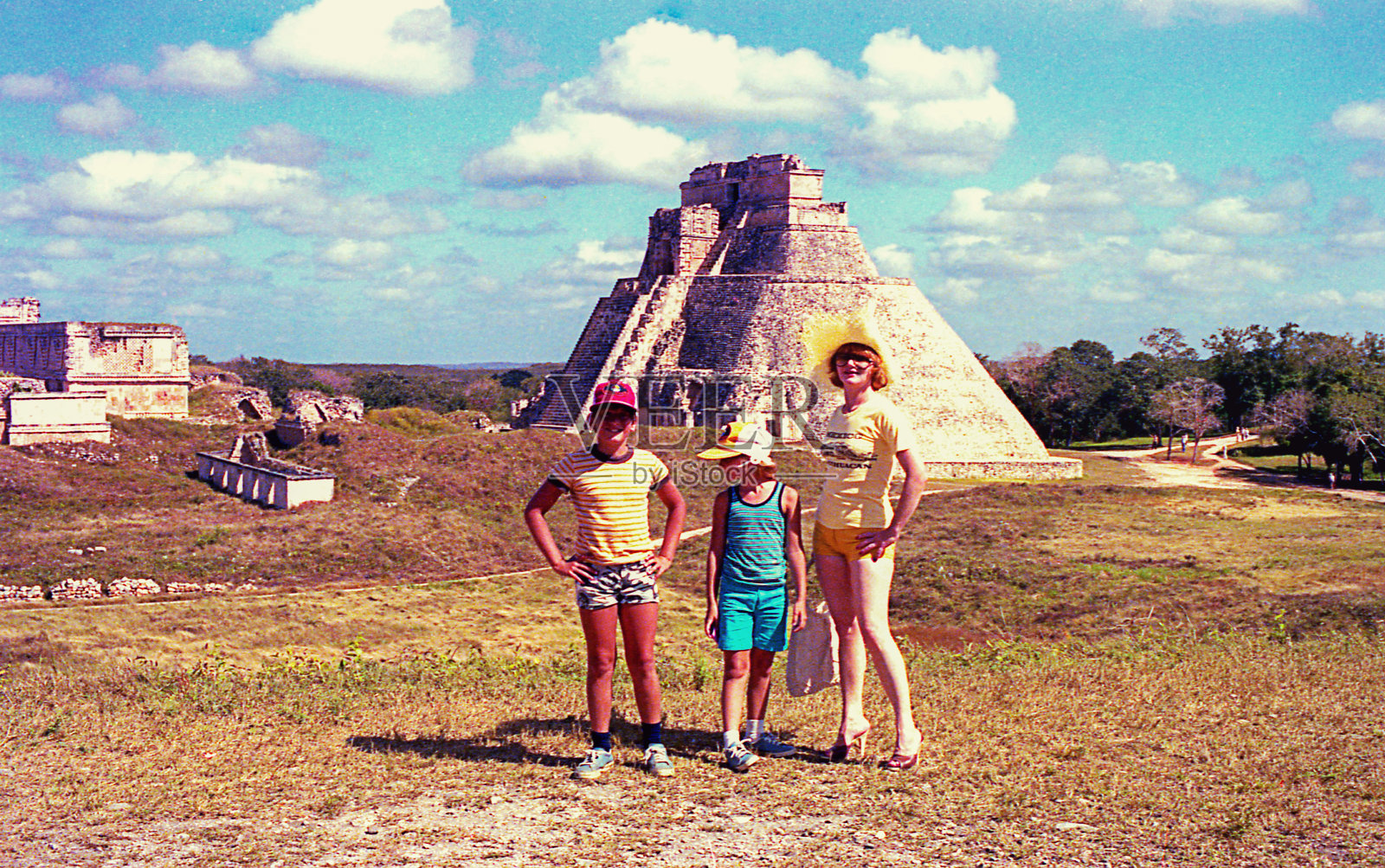 家人参观墨西哥的魔术师金字塔照片摄影图片