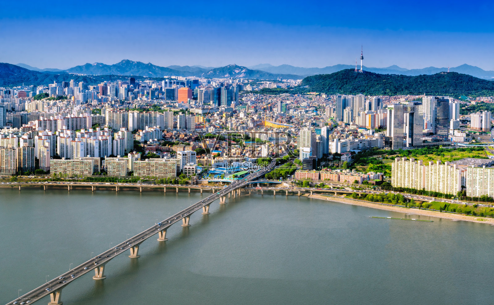 航拍首尔城市天际线和北首尔塔与交通桥，韩国。照片摄影图片
