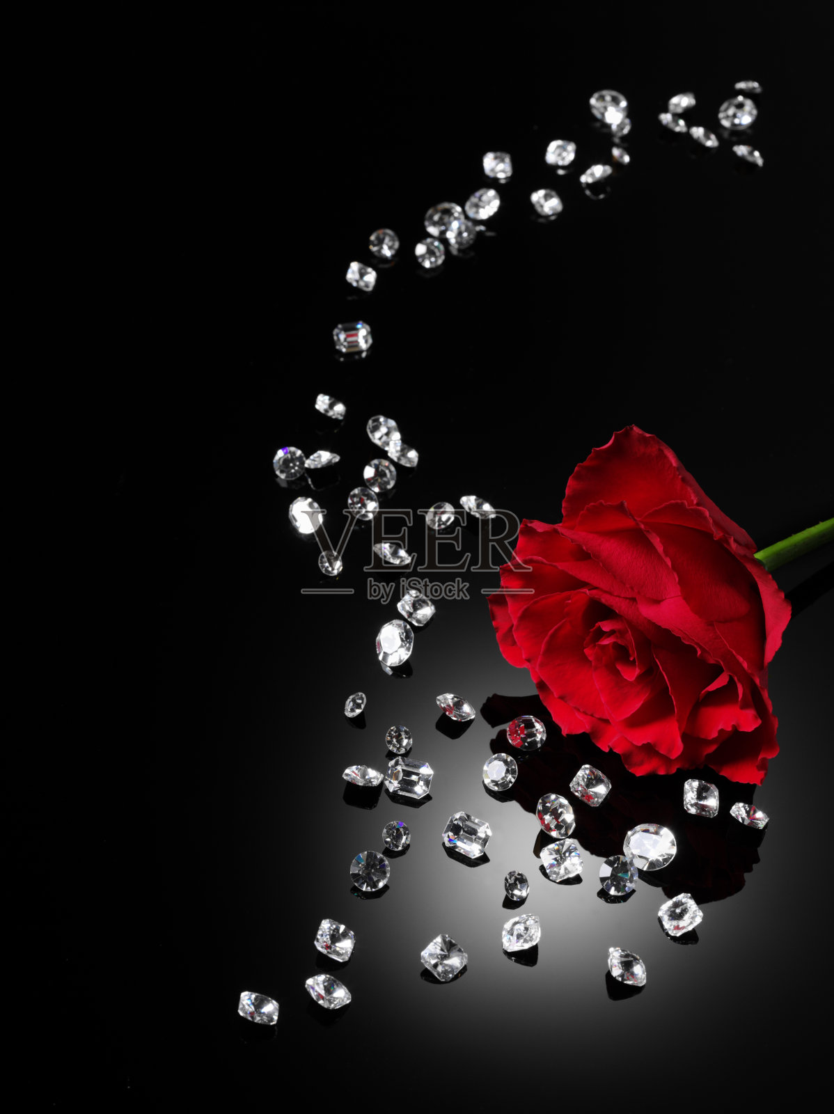 散落的钻石和一朵红玫瑰照片摄影图片