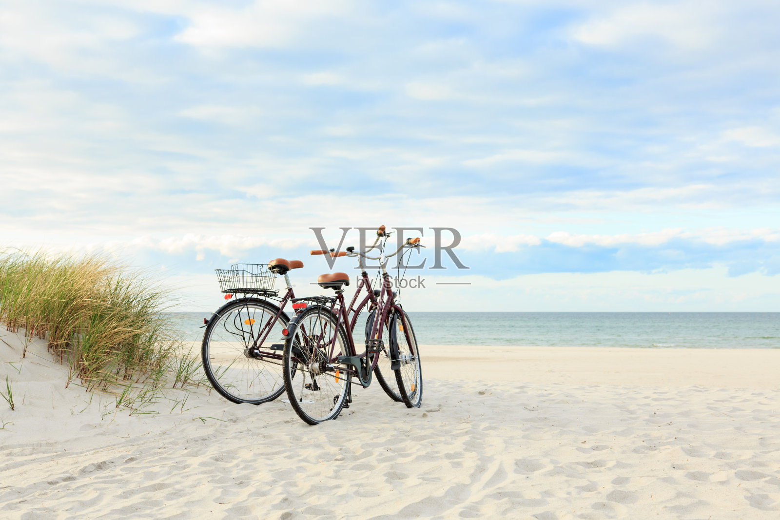 海滩上的两辆自行车照片摄影图片