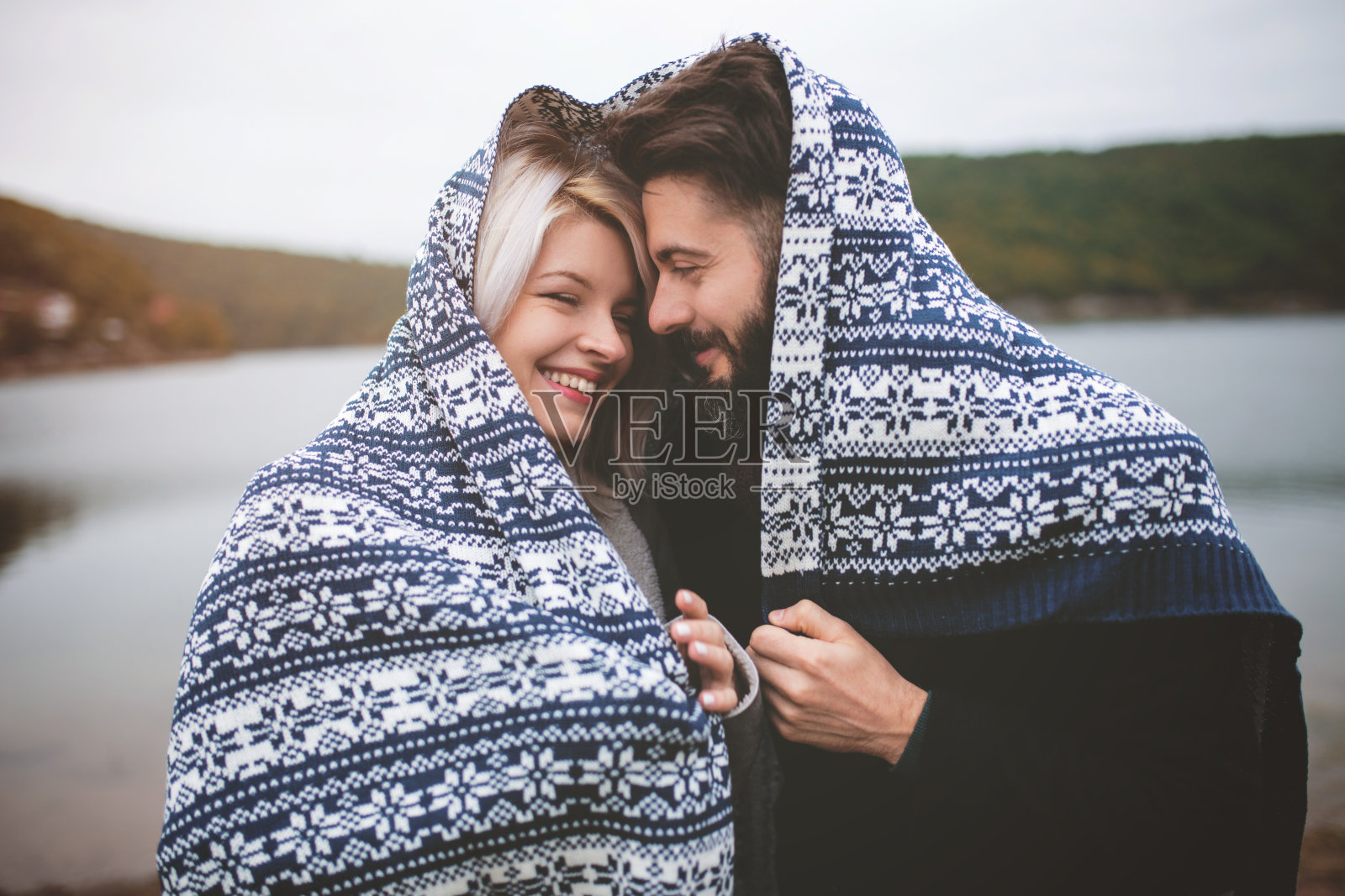 裹在毯子里的夫妇照片摄影图片