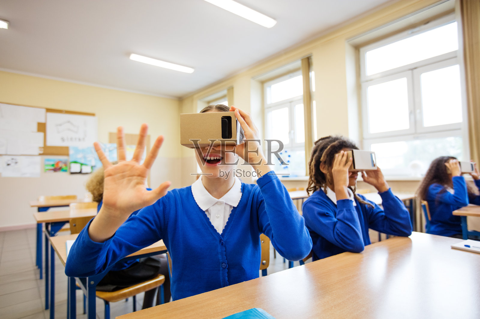 使用虚拟现实眼镜的学生照片摄影图片