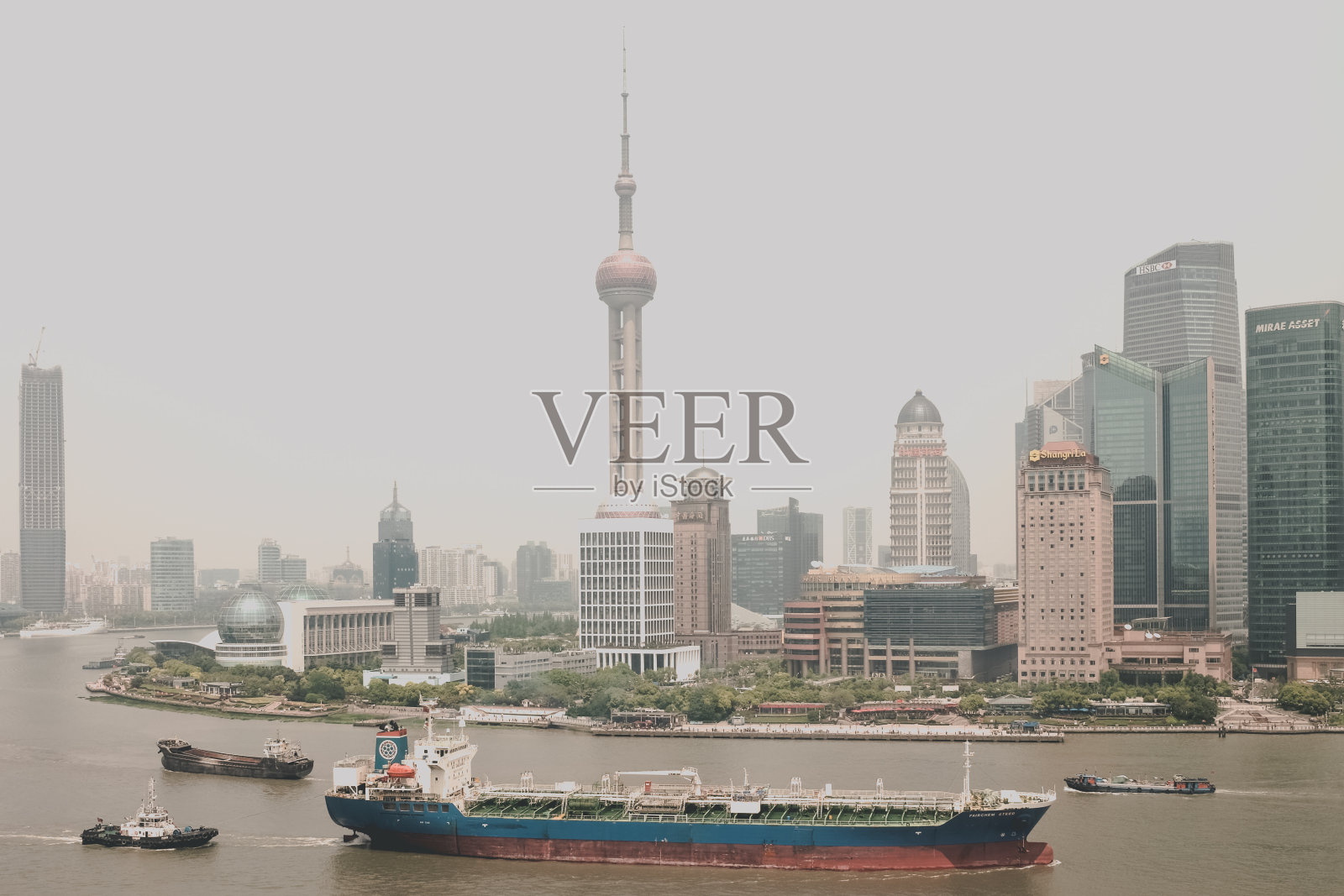 上海城市景观与货运朦胧和雾天照片摄影图片