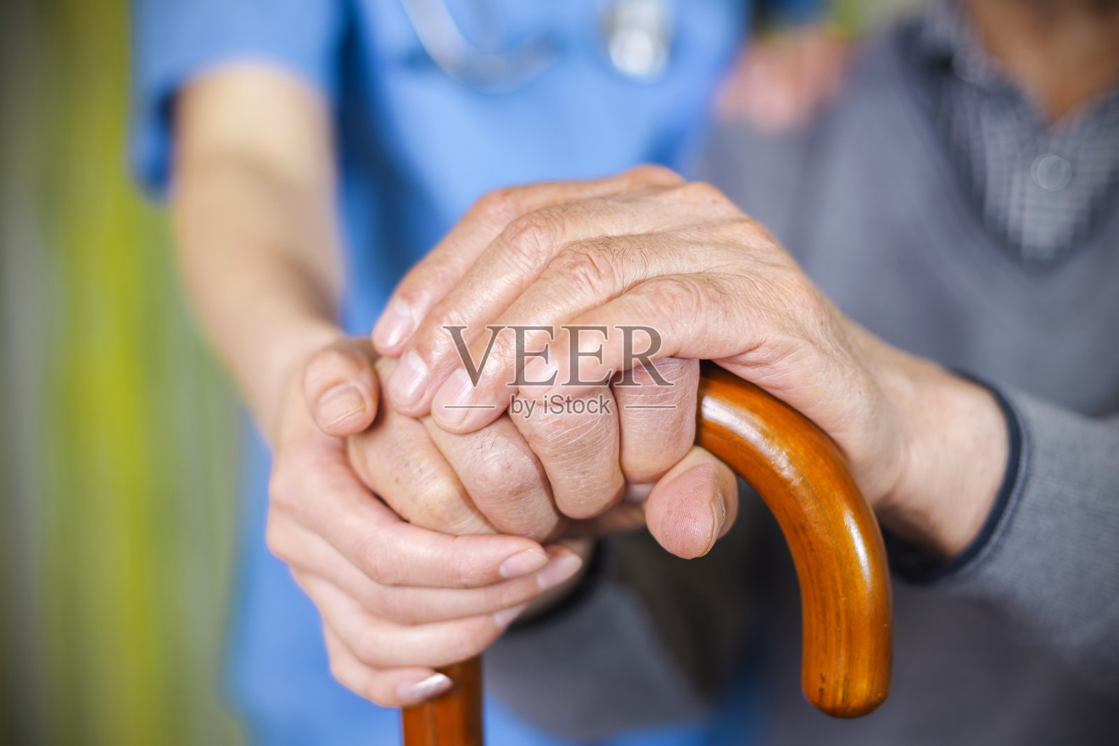 护理人员握住老年病人的手照片摄影图片