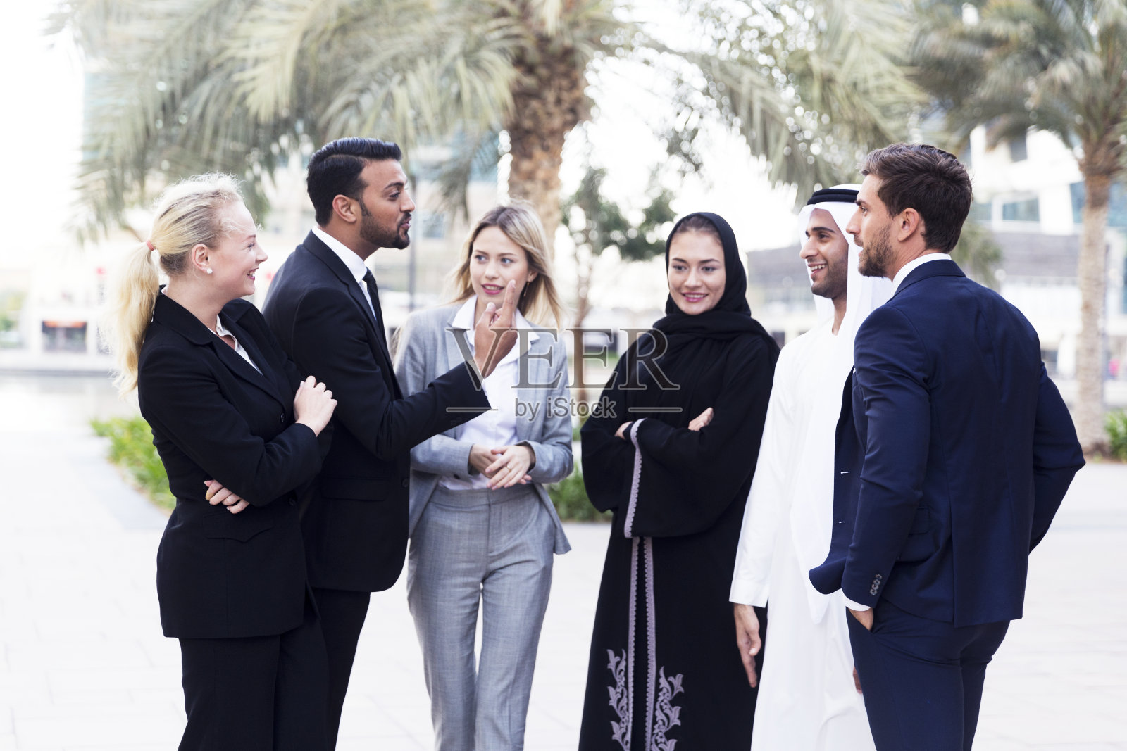 阿拉伯商人和妇女下班后与同事合作照片摄影图片