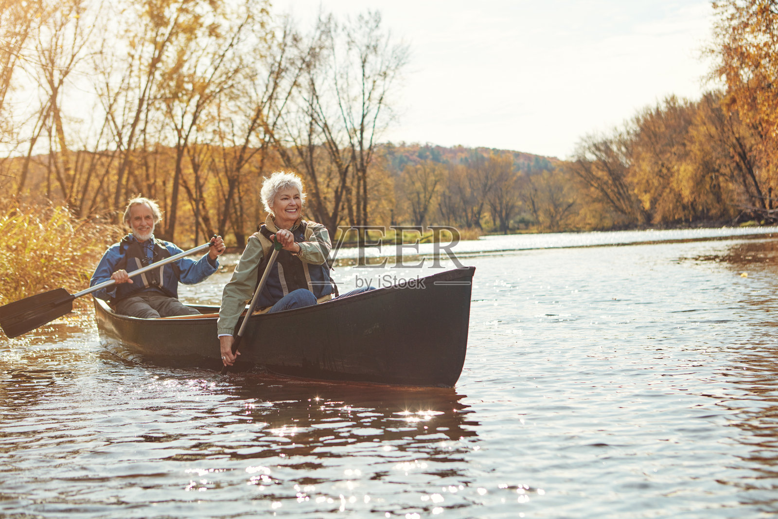 划着桨度过退休生活照片摄影图片