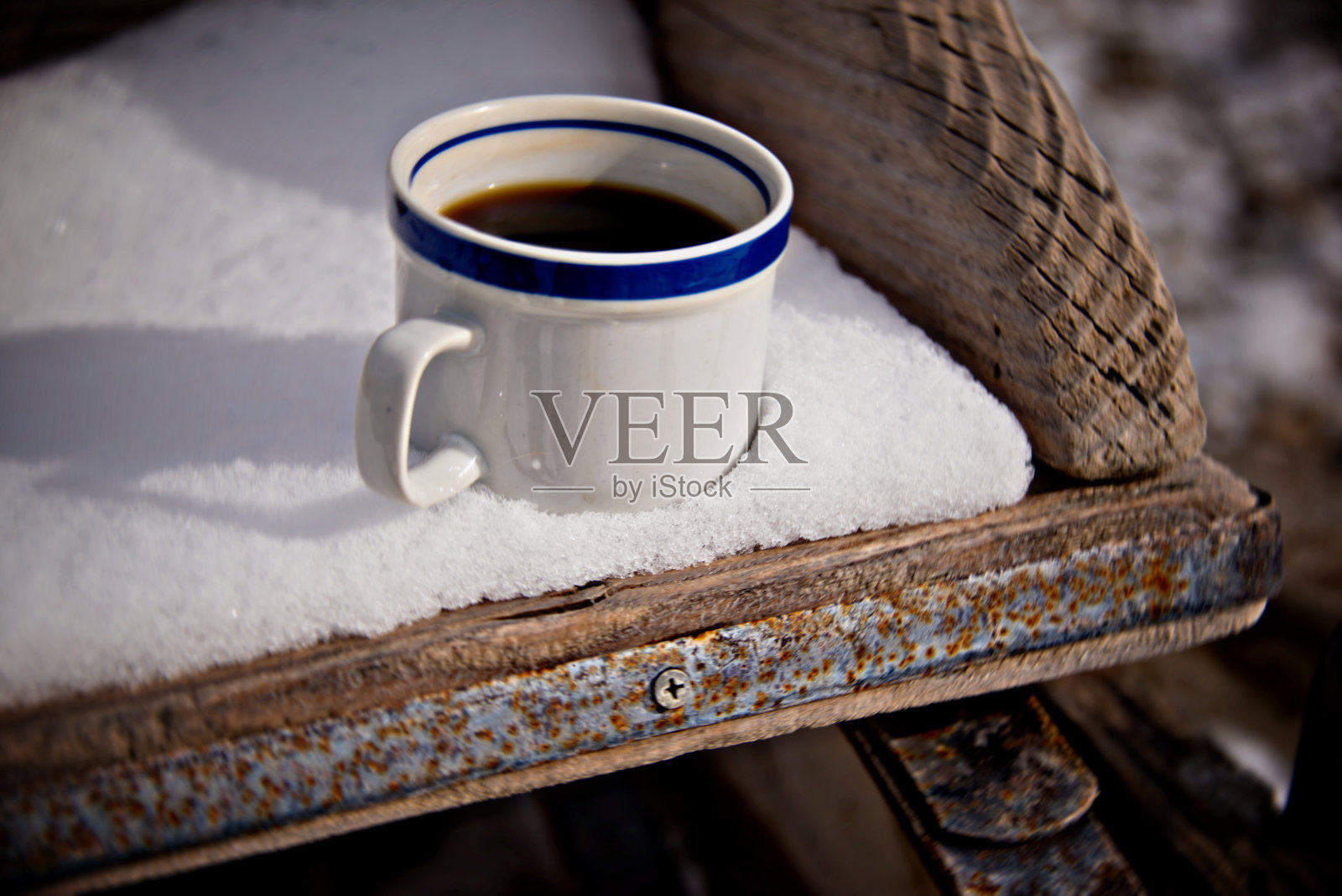 咖啡杯，冬雪，满画框云雾，田园休闲风光照片摄影图片