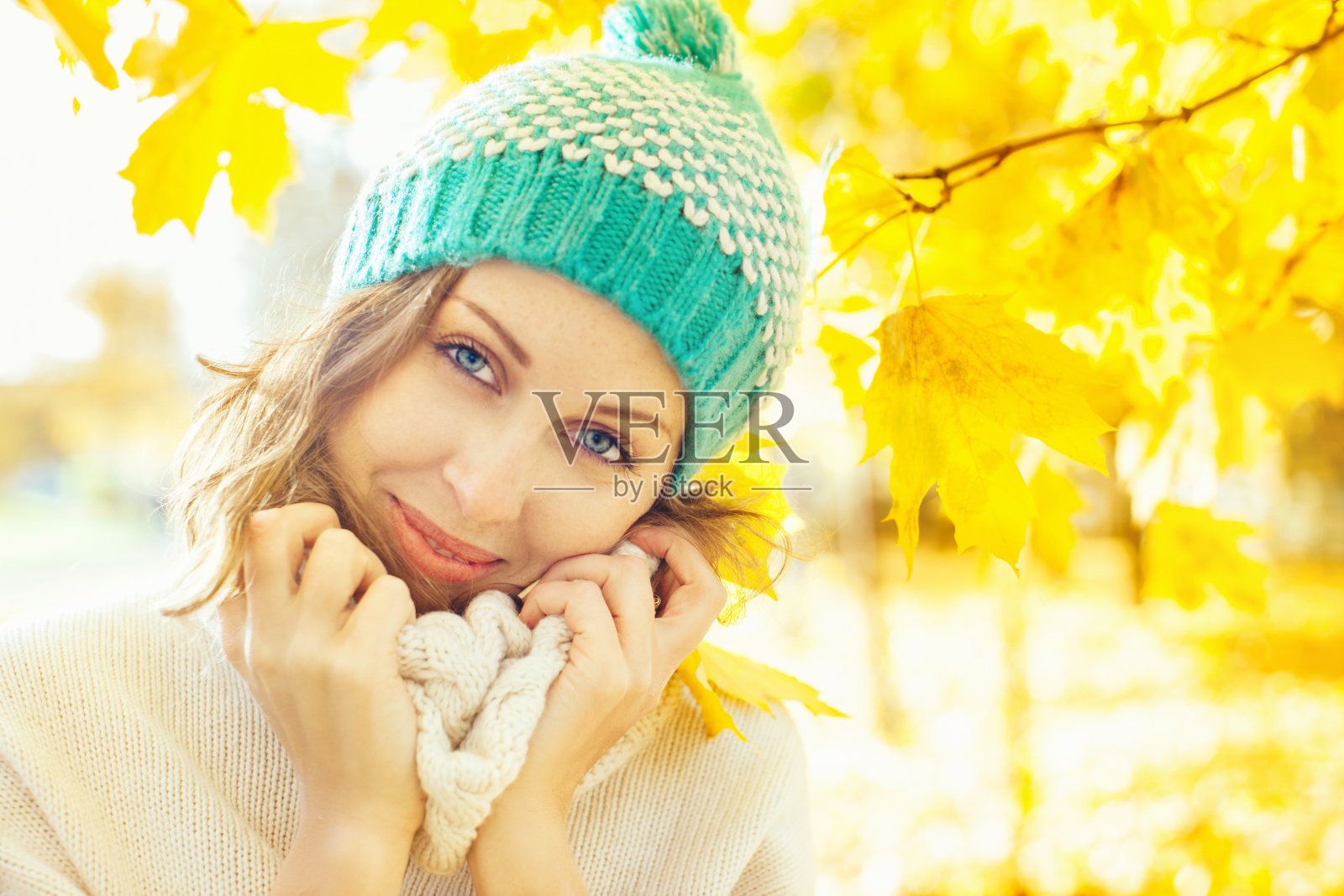 幸福美丽的女人在秋天的公园照片摄影图片