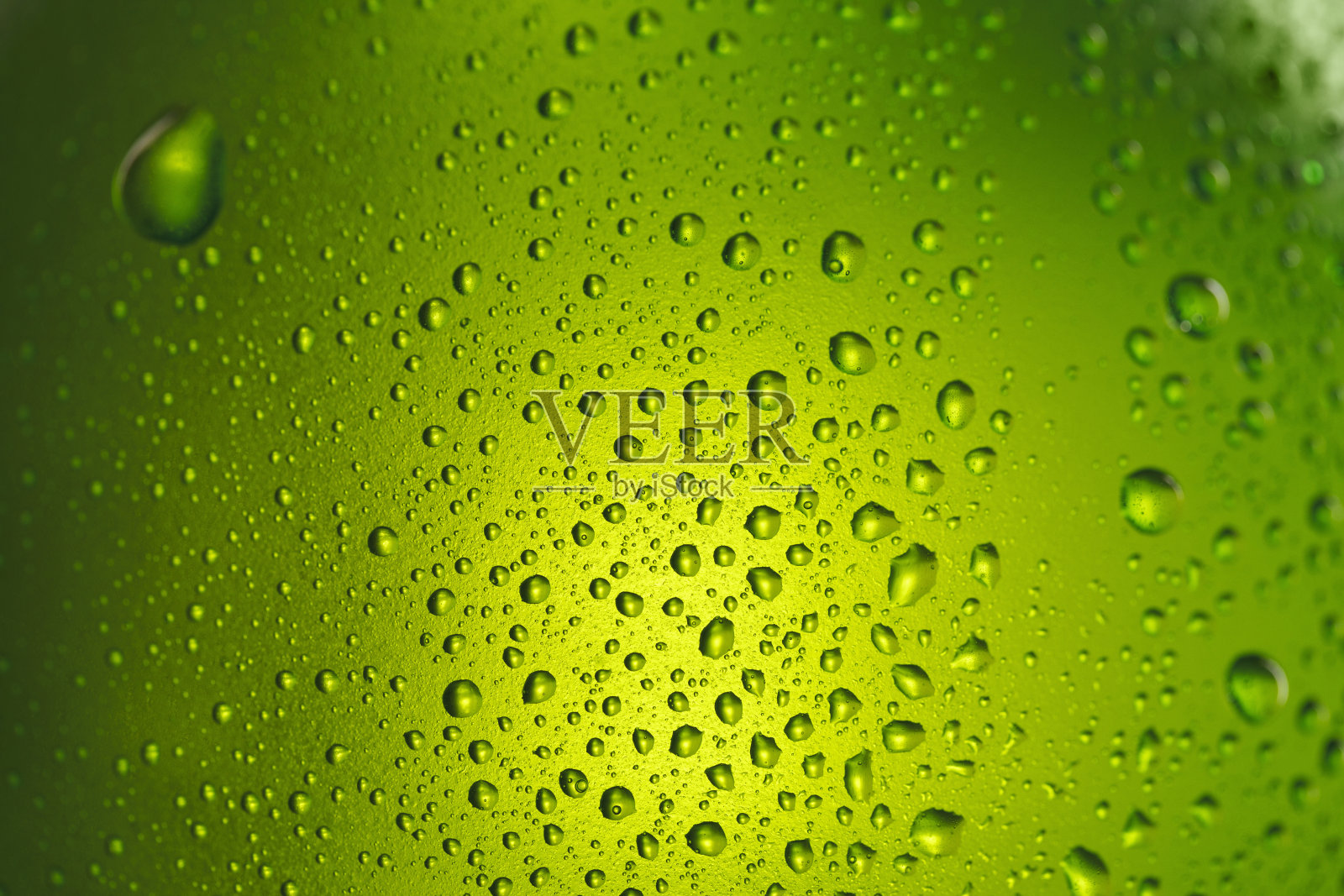 啤酒背景:冰镇酒瓶上凝结着水滴照片摄影图片