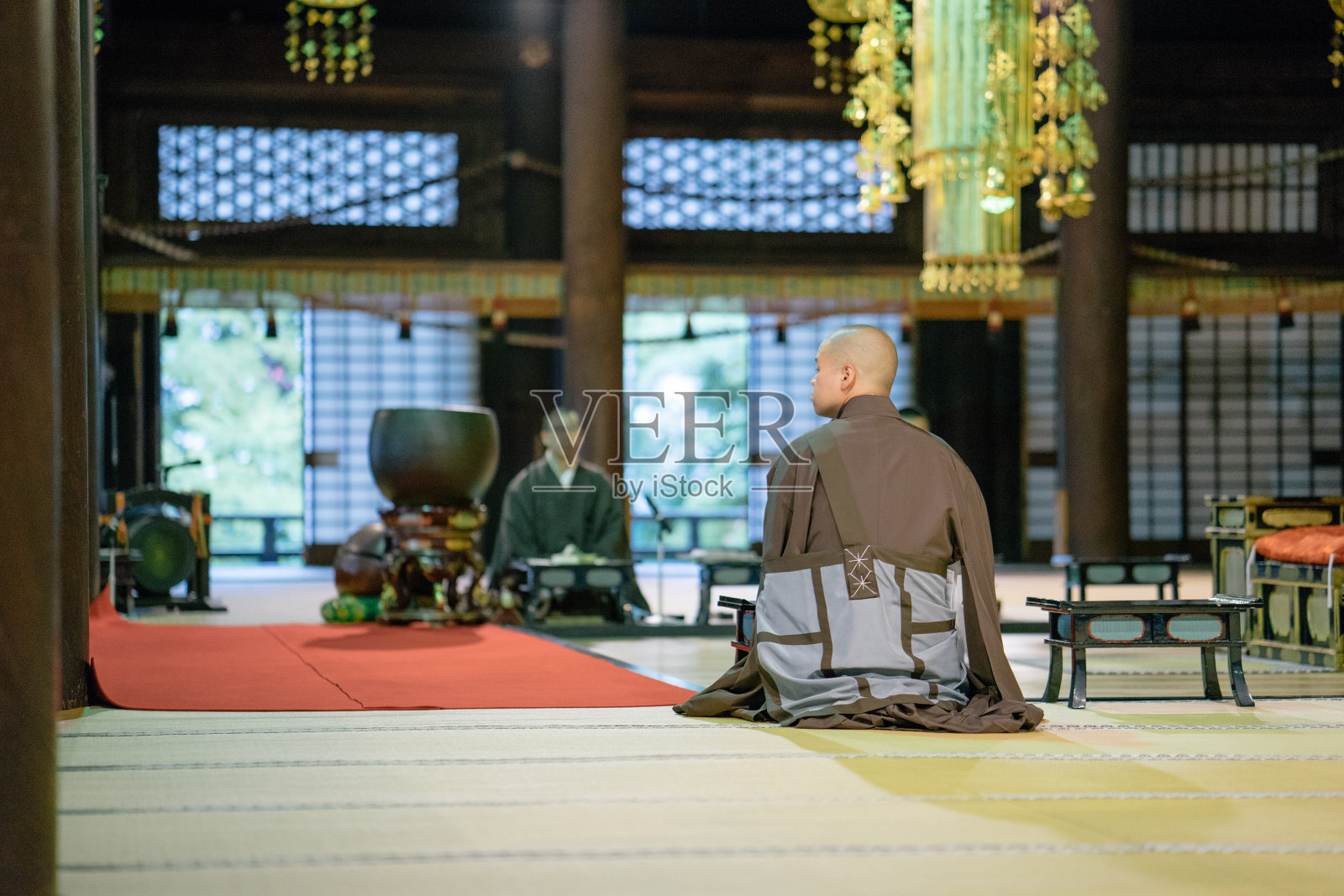 僧侣们在佛教寺庙内举行的早晨仪式上祈祷照片摄影图片