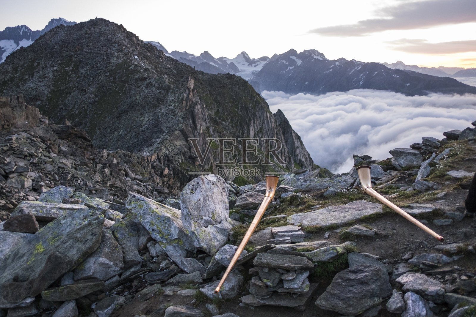 传统的瑞士号角在日出时在艾格霍恩山顶。照片摄影图片
