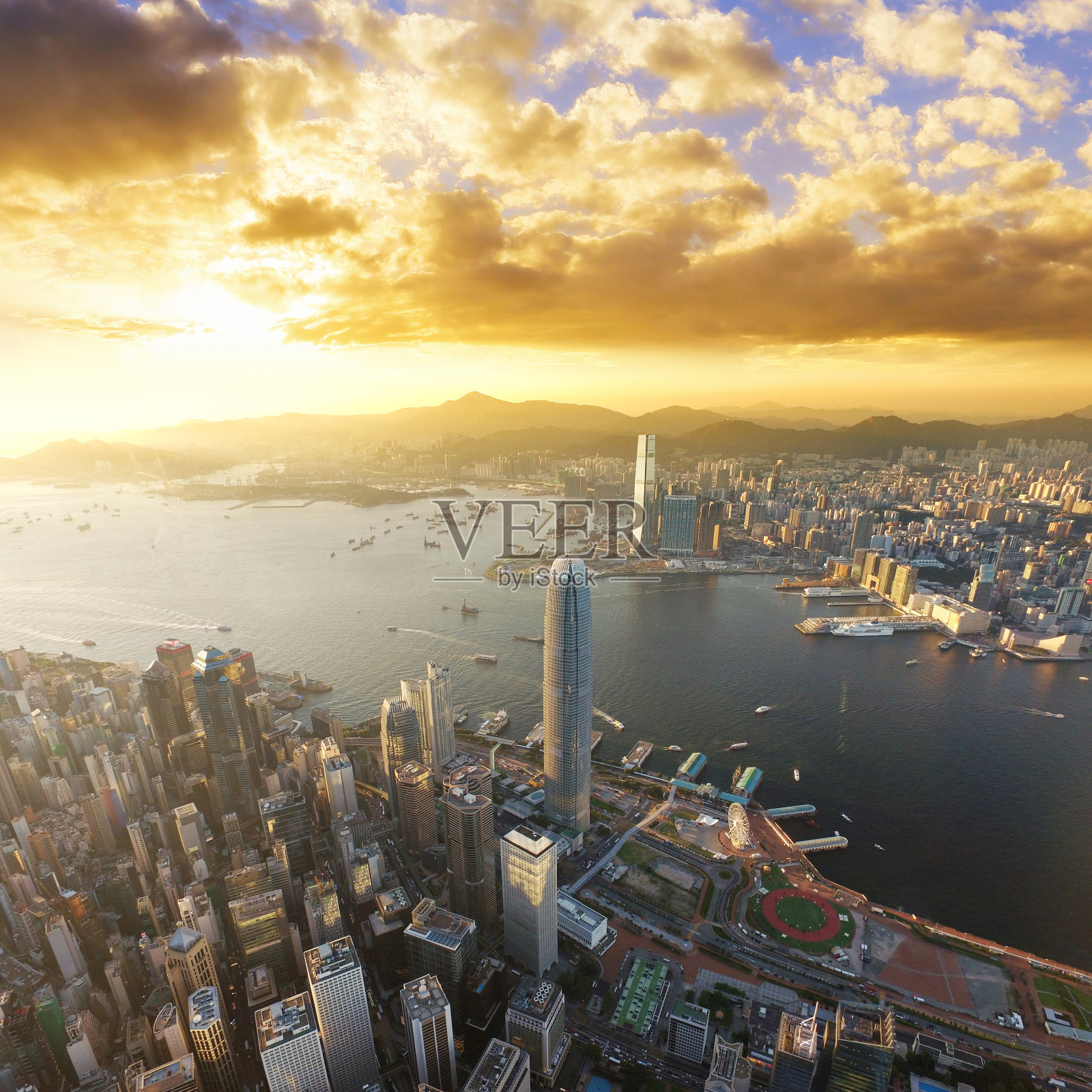 鸟瞰图香港城市，维多利亚港在日出照片摄影图片