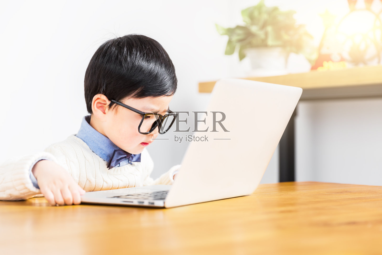小男孩在用平板电脑照片摄影图片