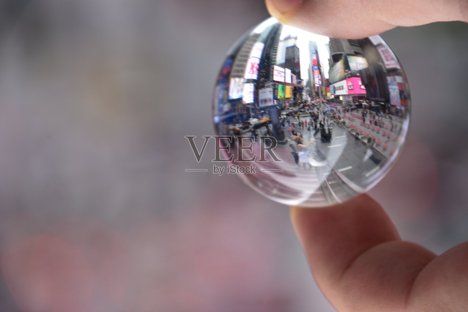 透过水晶球穿过时代广场照片摄影图片
