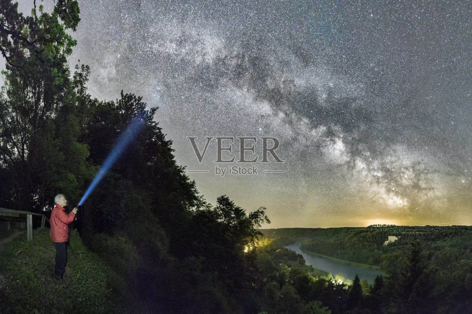 德国伯格豪森的萨尔扎克河上的银河照片摄影图片