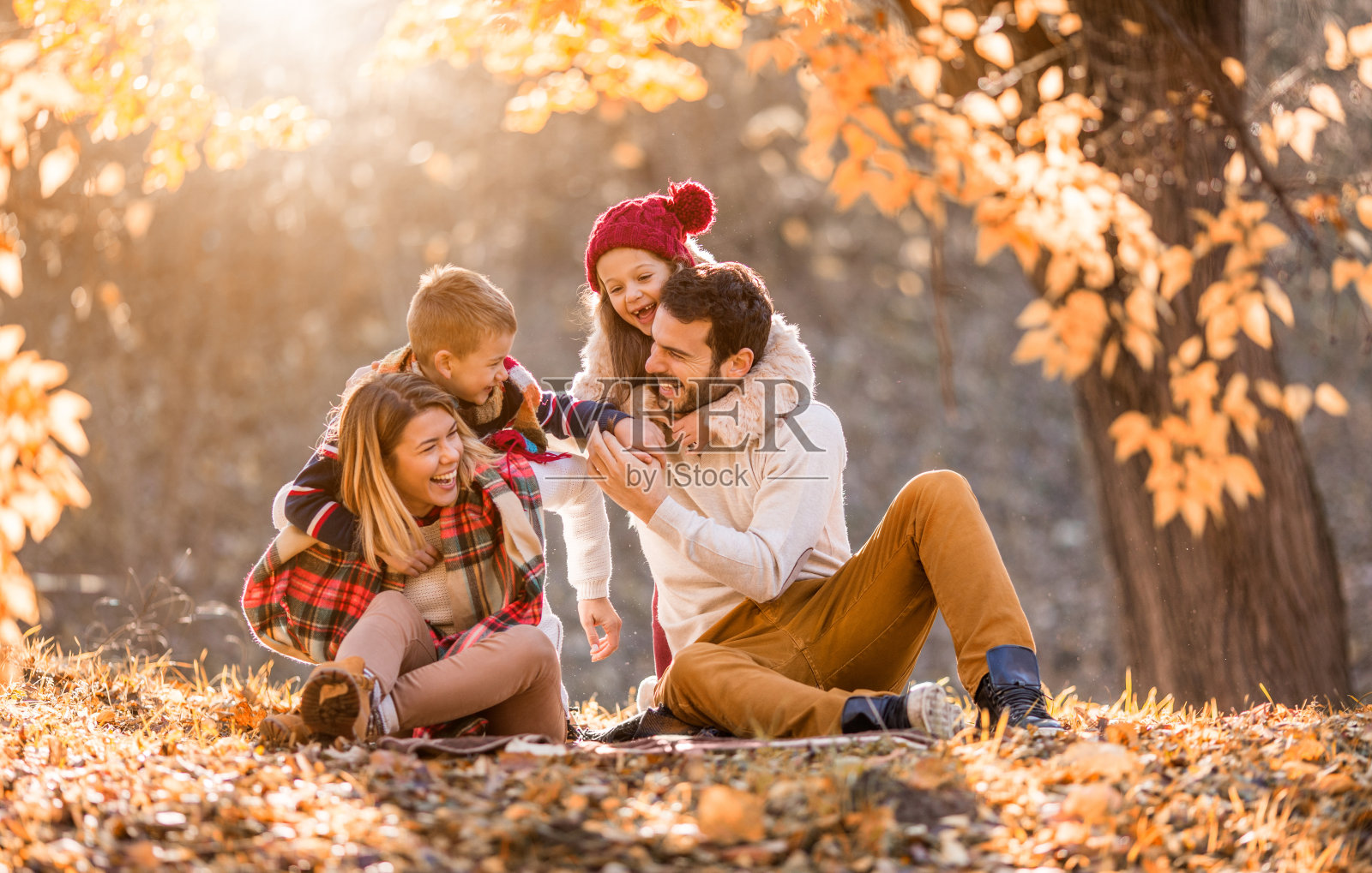 好玩的家庭在秋天的一天在公园玩。照片摄影图片