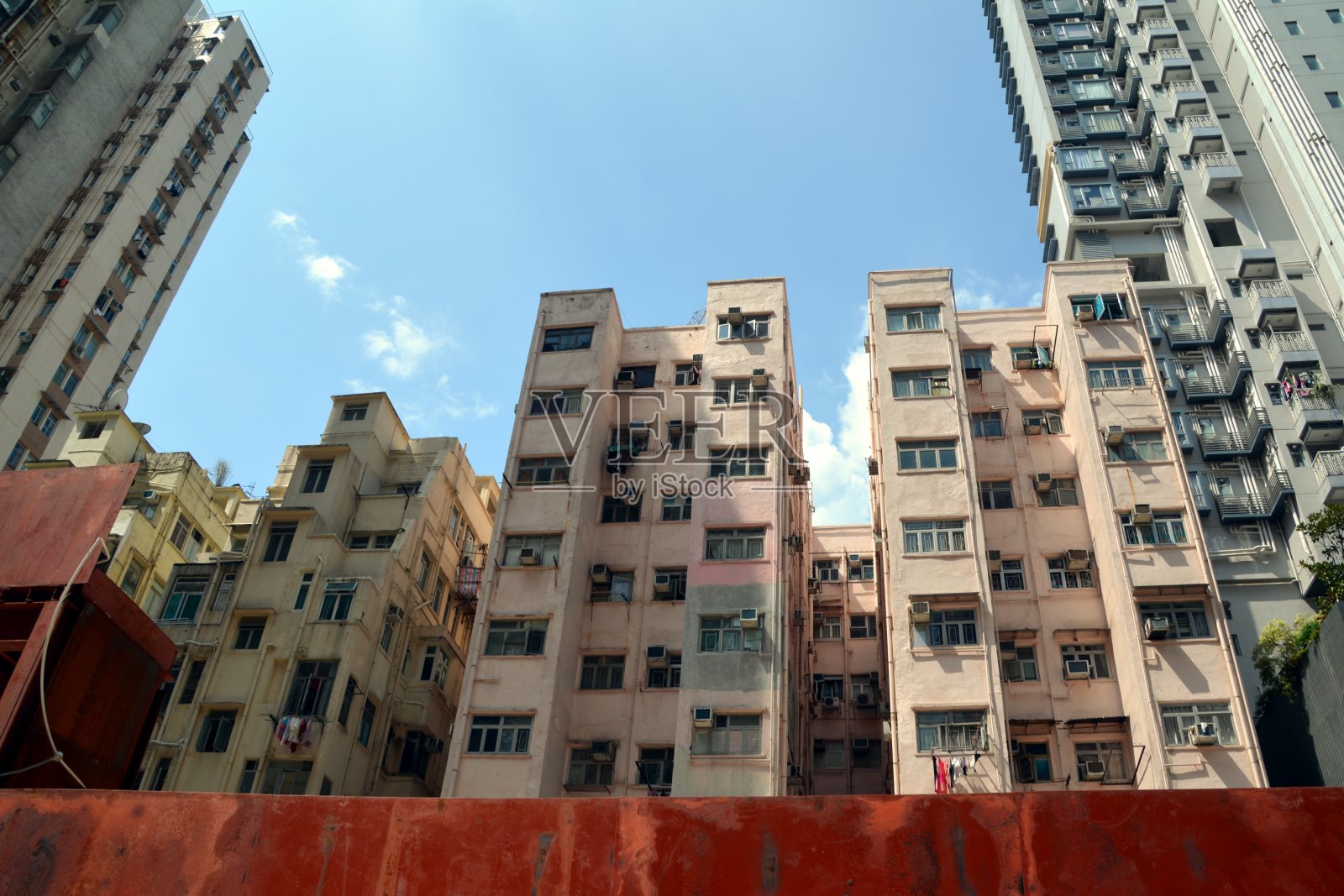 香港岛春杨街的住宅大厦照片摄影图片