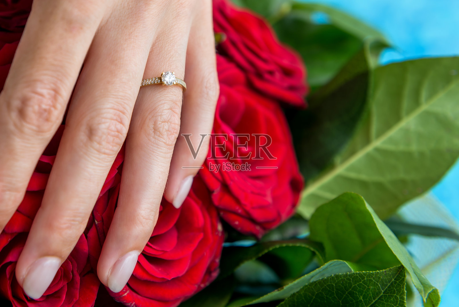 年轻女子&订婚戒指&花束照片摄影图片