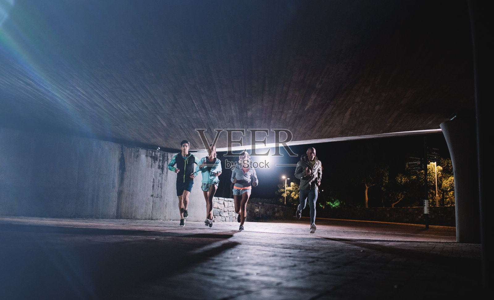 年轻男女晚上一起慢跑照片摄影图片