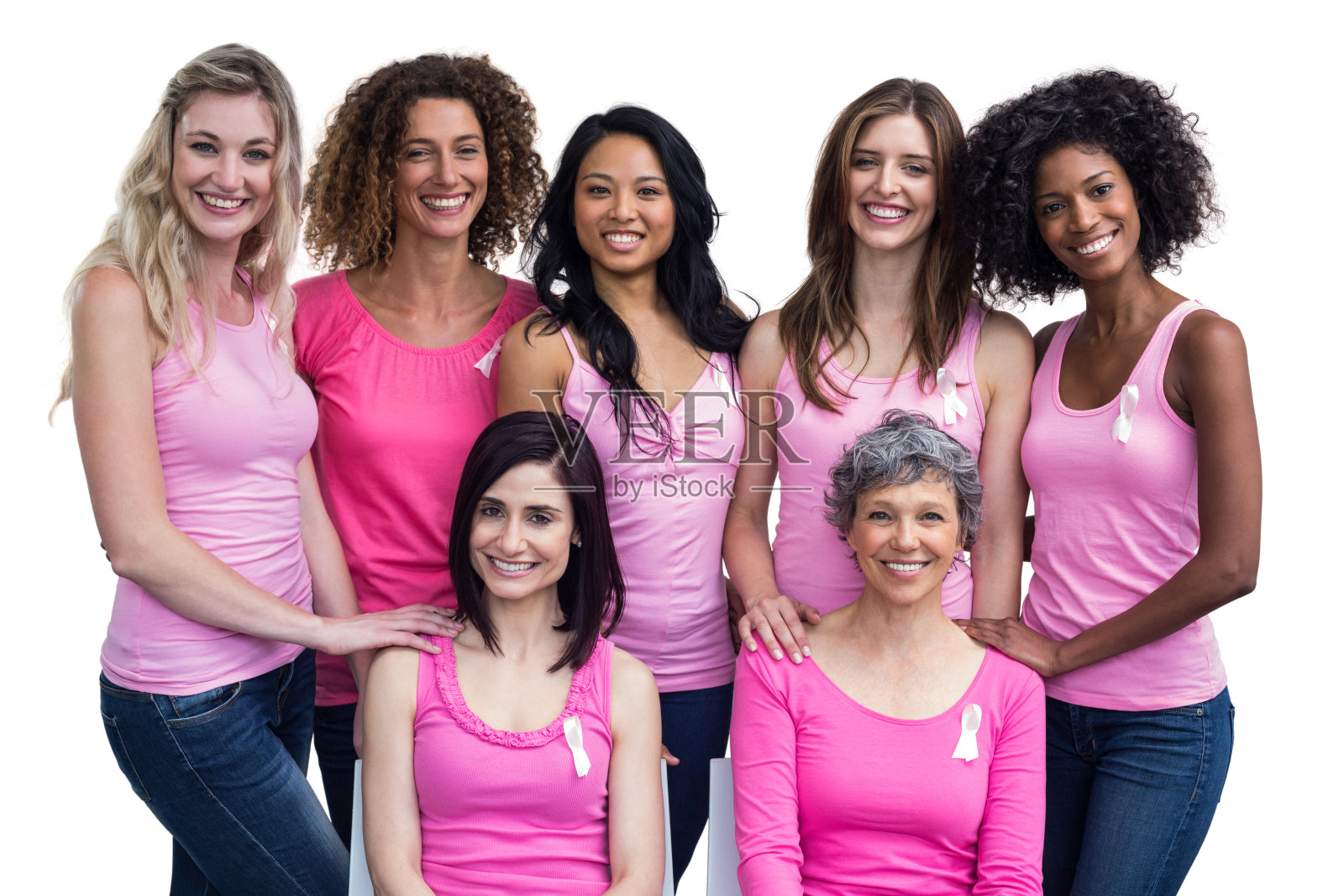 身着粉色套装的女性微笑着为乳腺癌宣传摆姿势照片摄影图片