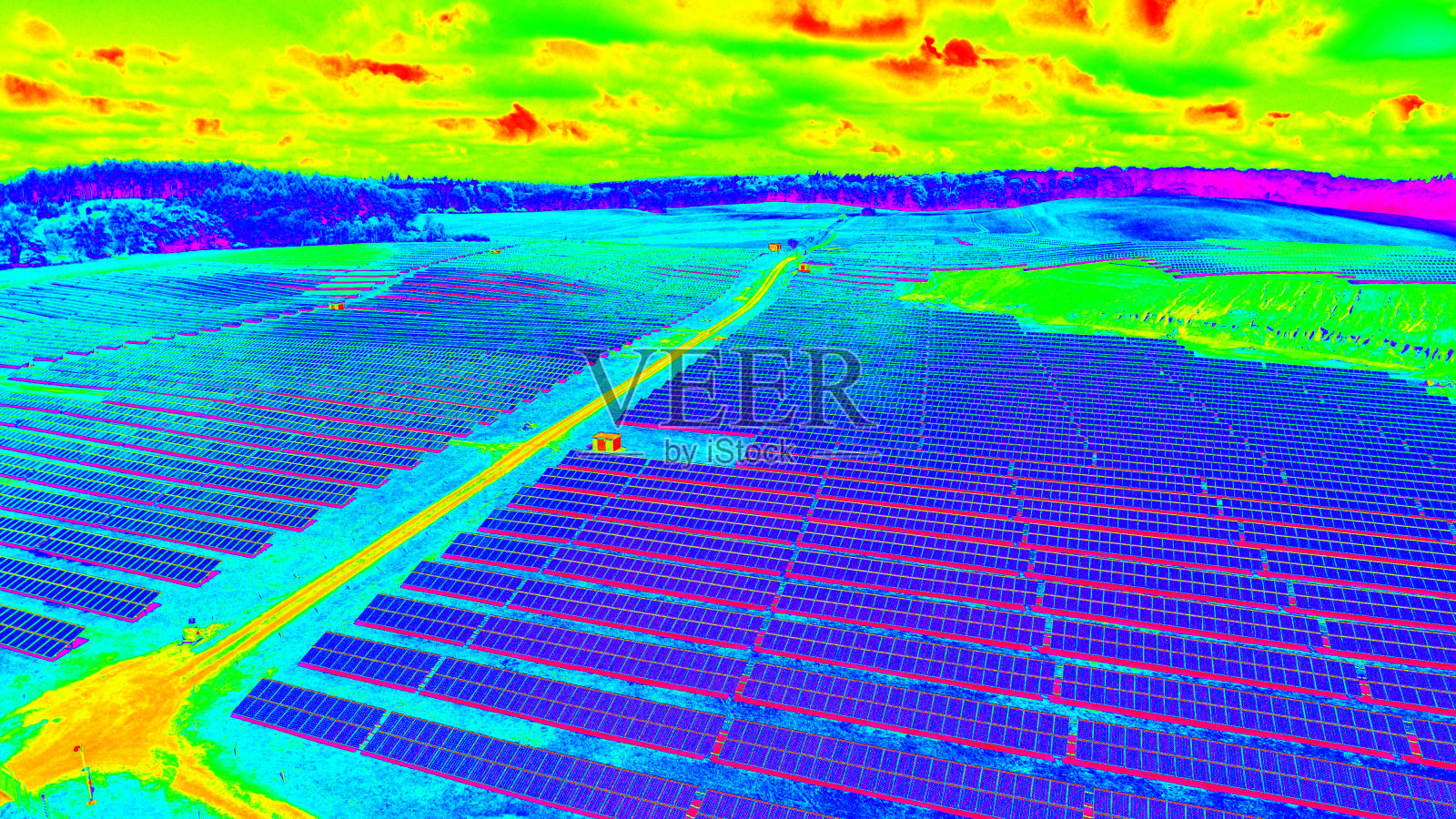 热成像鸟瞰图的光伏公园-太阳能领域照片摄影图片