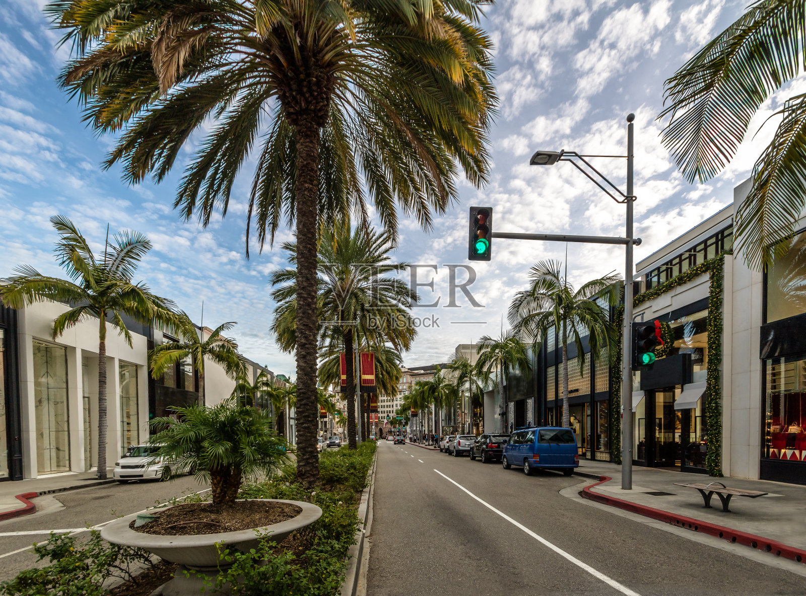 罗迪欧大道与商店和棕榈树在比弗利山-洛杉矶，加利福尼亚州，美国照片摄影图片