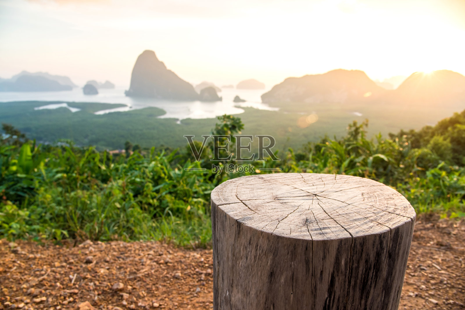 泰国攀牙的椅子树桩和sa - meet -nang-she山景地标。照片摄影图片