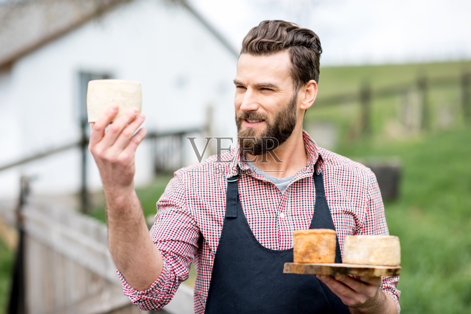 农夫在户外吃奶酪照片摄影图片